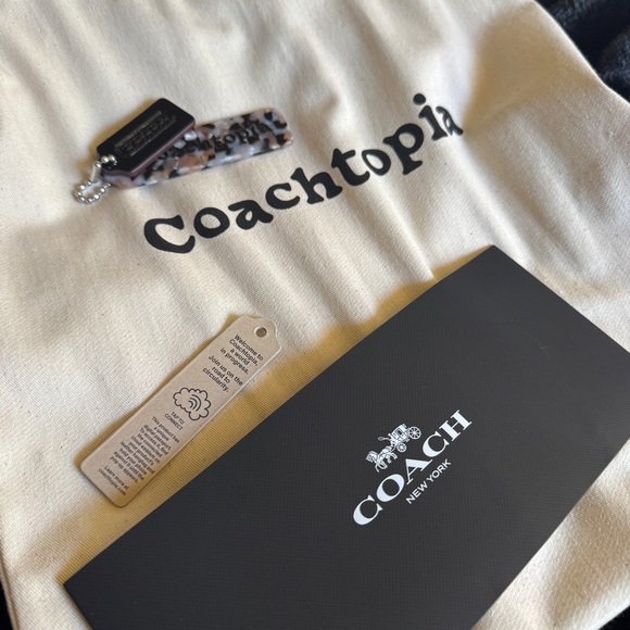 Hard to find and rare Coachtopia bag in crinkle patent leather with spikes - Picture 12 of 16